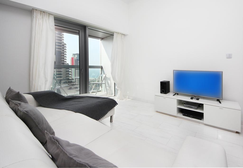 Hometown Holiday Homes - Cayan Tower * Dubai
